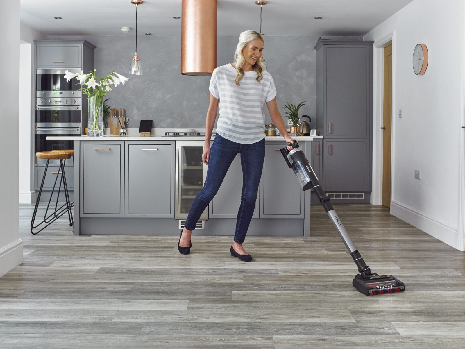 Shark-IZ420EUT-In Use-Kitchen-Hard Floor-Woman